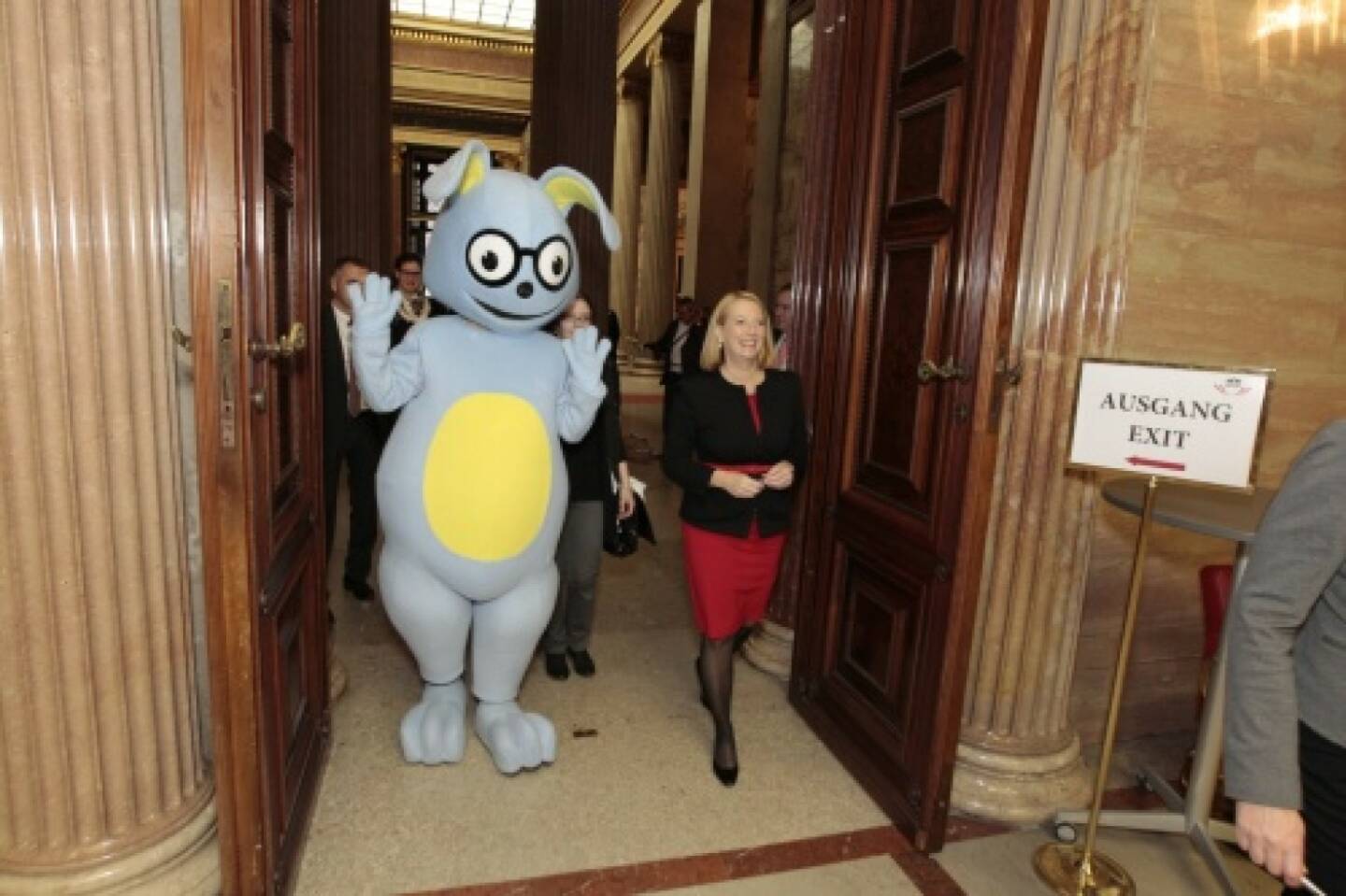 Nationalratspräsidentin Doris Bures mit dem Demokratiewerkstattmaskottchen Lesko