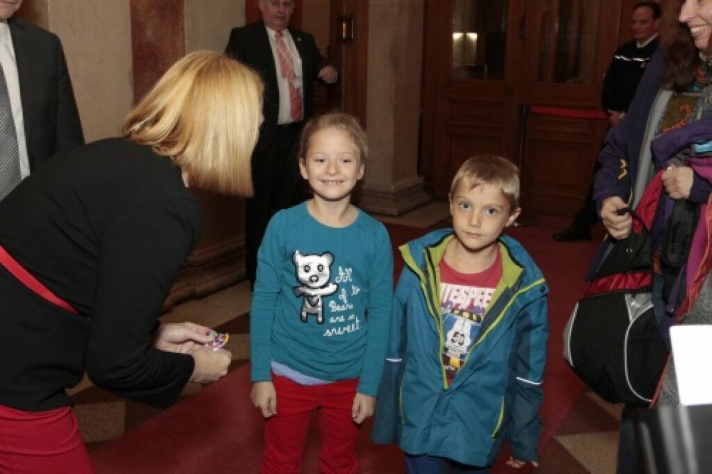 Nationalratspräsidentin Doris Bures im Gespräch mit zwei Kindern, © Parlamentsdirektion / Bildagentur Zolles KB / Martin Steiger (26.10.2014) 