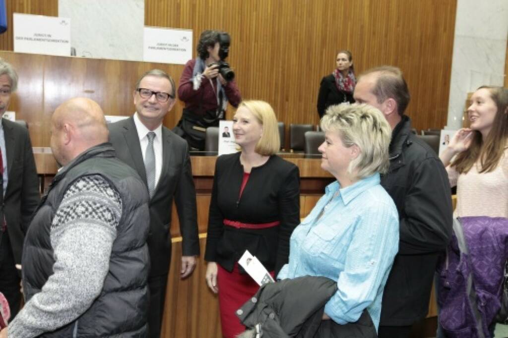 Nationalratspräsidentin Doris Bures und Zweiter Nationalratspräsident Karlheinz Kopf im Gespräch mit BesucherInnen, © Parlamentsdirektion / Bildagentur Zolles KB / Martin Steiger (26.10.2014) 