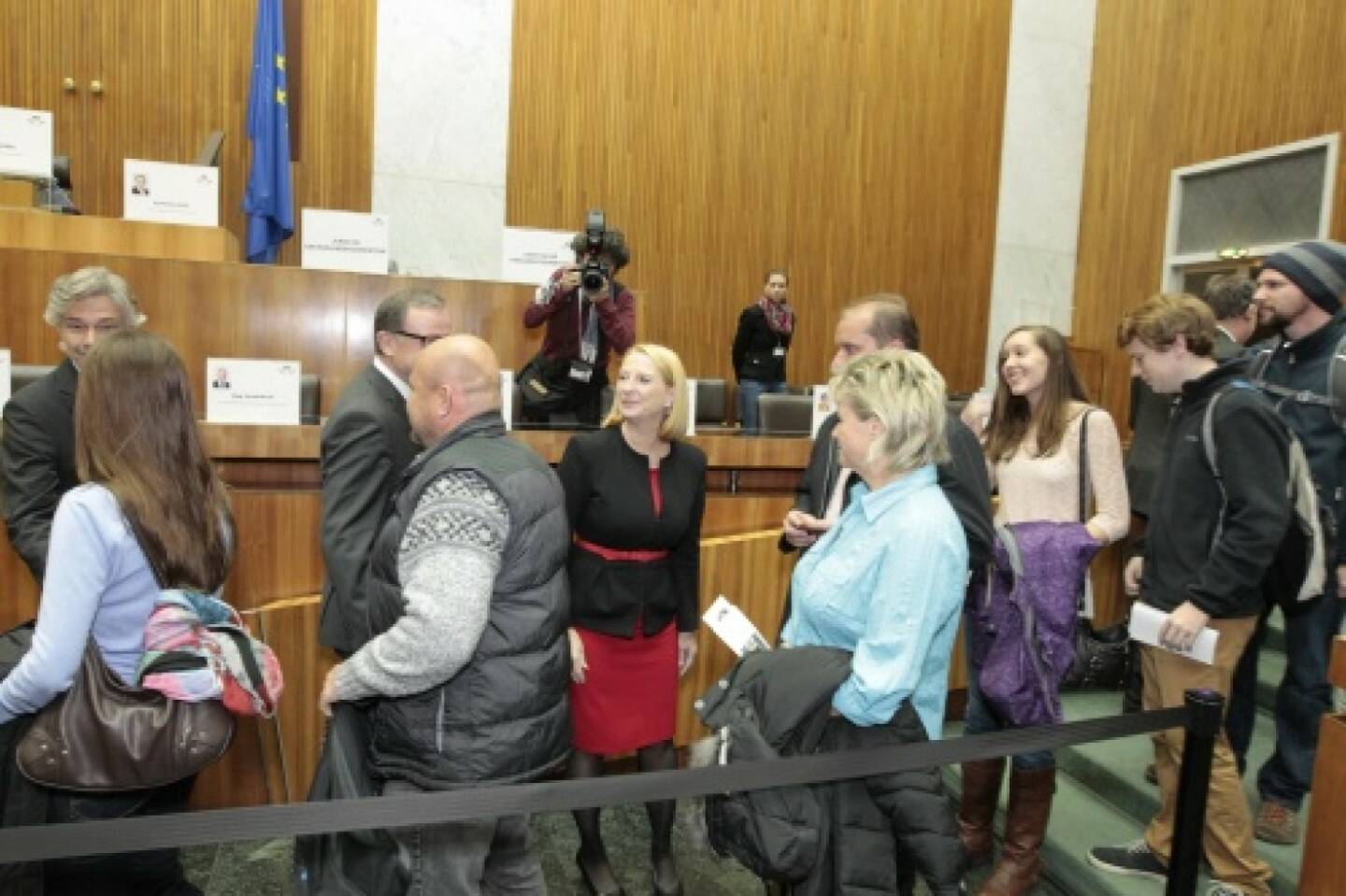 Nationalratspräsidentin Doris Bures und Zweiter Nationalratspräsident Karlheinz Kopf im Gespräch mit BesucherInnen