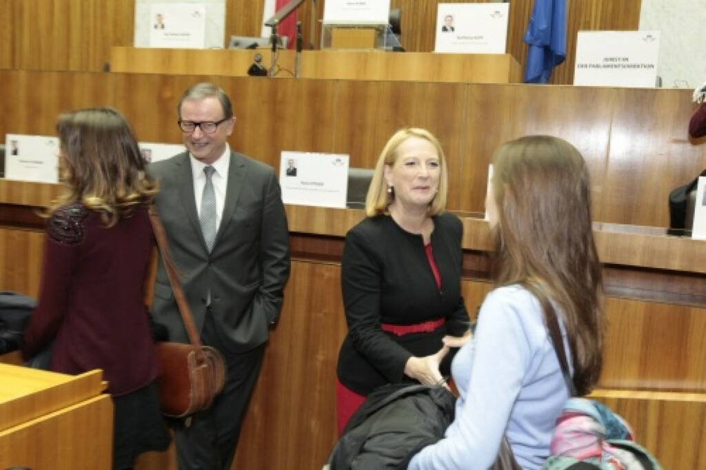 Nationalratspräsidentin Doris Bures und Zweiter Nationalratspräsident Karlheinz Kopf im Gespräch mit BesucherInnen, © Parlamentsdirektion / Bildagentur Zolles KB / Martin Steiger (26.10.2014) 