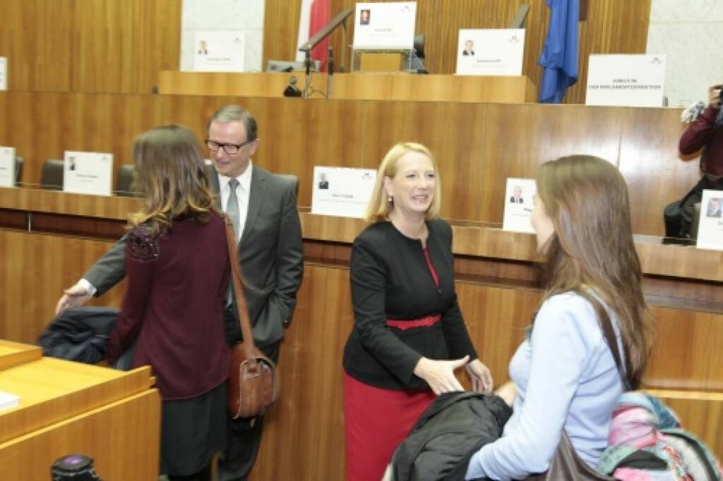 Nationalratspräsidentin Doris Bures und Zweiter Nationalratspräsident Karlheinz Kopf im Gespräch mit BesucherInnen, © Parlamentsdirektion / Bildagentur Zolles KB / Martin Steiger (26.10.2014) 