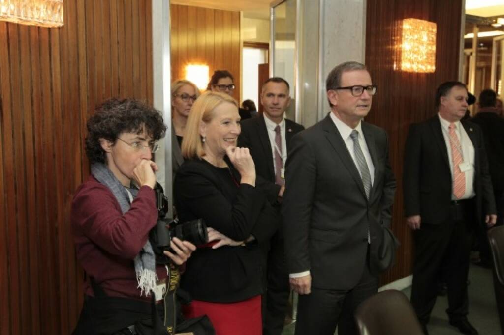 Nationalratspräsidentin Doris Bures und Zweiter Nationalratspräsident Karlheinz Kopf auf dem Weg durch das Parlamentsgbäude, © Parlamentsdirektion / Bildagentur Zolles KB / Martin Steiger (26.10.2014) 