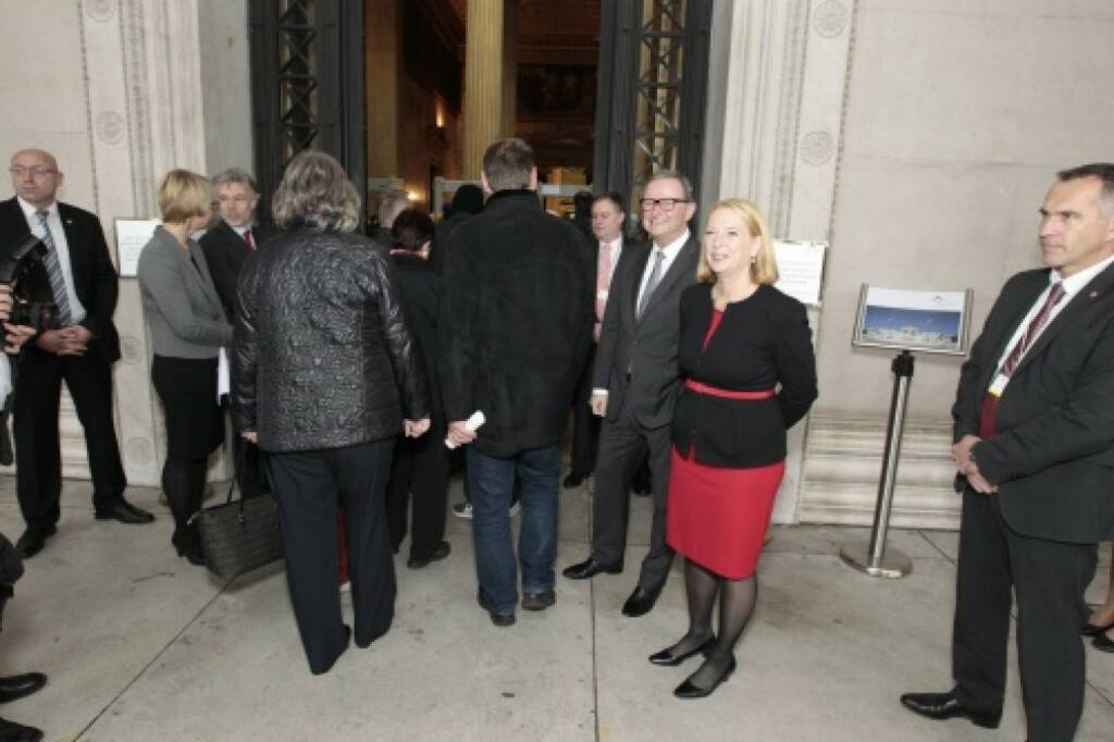 Nationalratspräsidentin Doris Bures und Zweiter Nationalratspräsident Karlheinz Kopf begrüssen die BesucherInnen, © Parlamentsdirektion / Bildagentur Zolles KB / Martin Steiger (26.10.2014) 