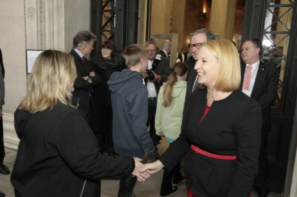 Nationalratspräsidentin Doris Bures und Zweiter Nationalratspräsident Karlheinz Kopf begrüssen die BesucherInnen, © Parlamentsdirektion / Bildagentur Zolles KB / Martin Steiger (26.10.2014) 