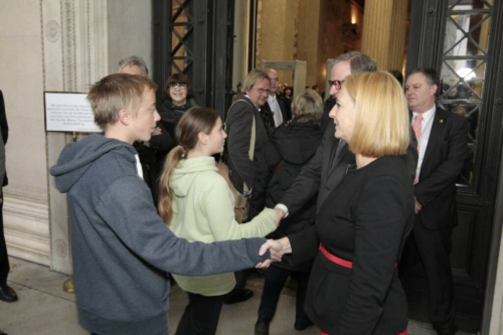 Deal Handshake Nationalratspräsidentin Doris Bures und Zweiter Nationalratspräsident Karlheinz Kopf begrüssen die BesucherInnen, © Parlamentsdirektion / Bildagentur Zolles KB / Martin Steiger (26.10.2014) 