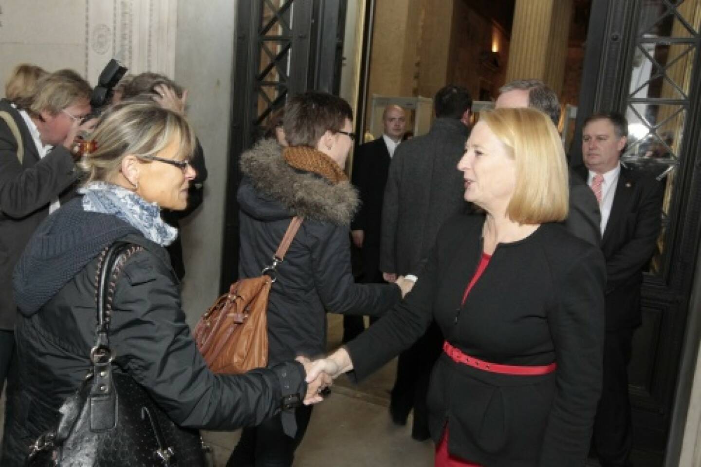Deal Handshake  Nationalratspräsidentin Doris Bures begrüsst die BesucherInnen