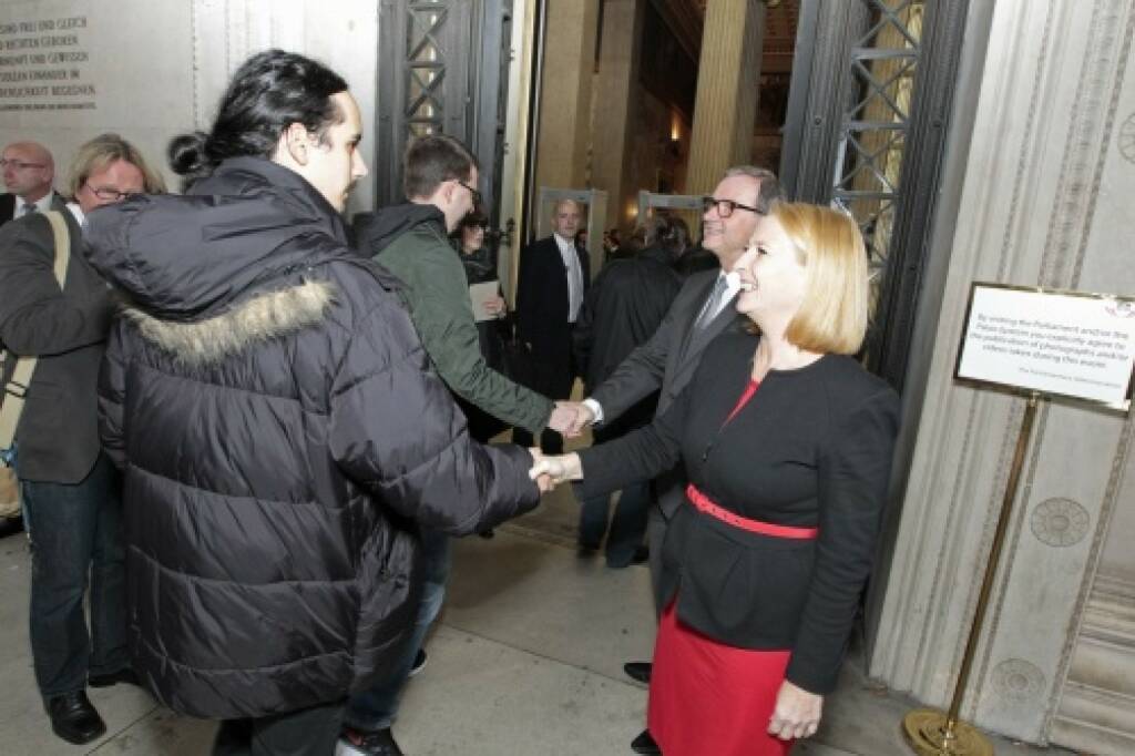 Deal Handshake  Nationalratspräsidentin Doris Bures und Zweiter Nationalratspräsident Karlheinz Kopf begrüssen die BesucherInnen, © Parlamentsdirektion / Bildagentur Zolles KB / Martin Steiger (26.10.2014) 