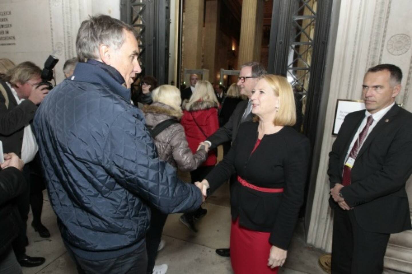 Nationalratspräsidentin Doris Bures begrüsst die BesucherInnen