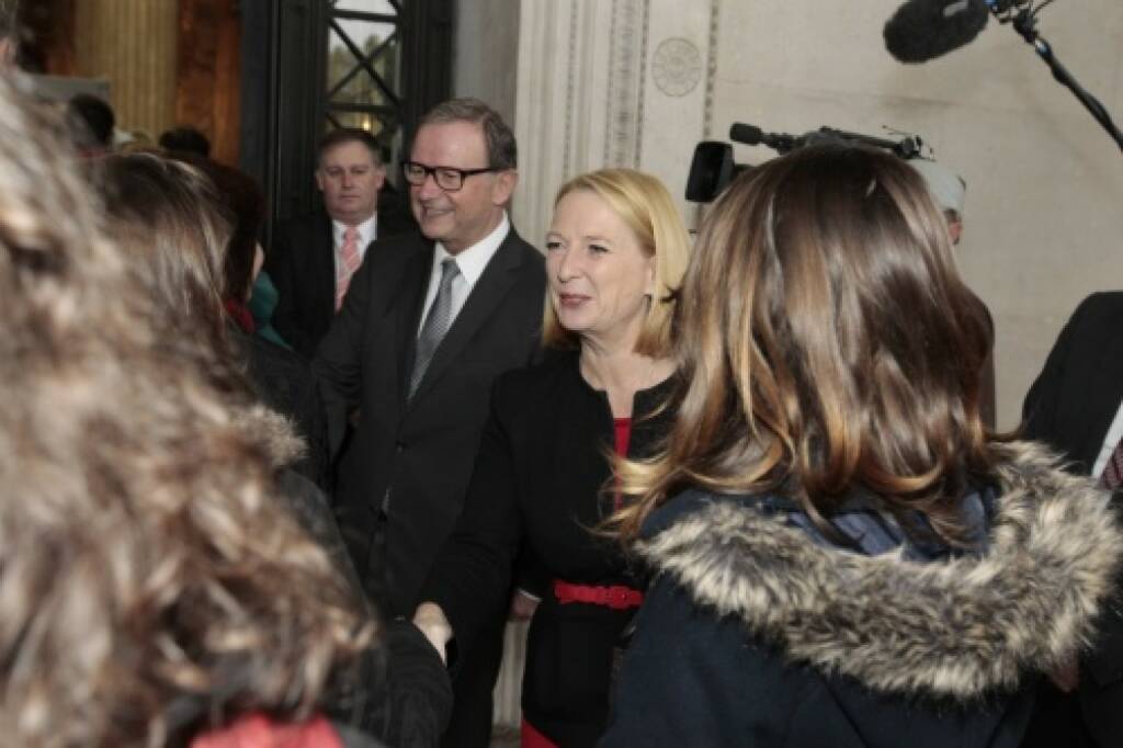 Nationalratspräsidentin Doris Bures und Zweiter Nationalratspräsident Karlheinz Kopf begrüssen die BesucherInnen, © Parlamentsdirektion / Bildagentur Zolles KB / Martin Steiger (26.10.2014) 