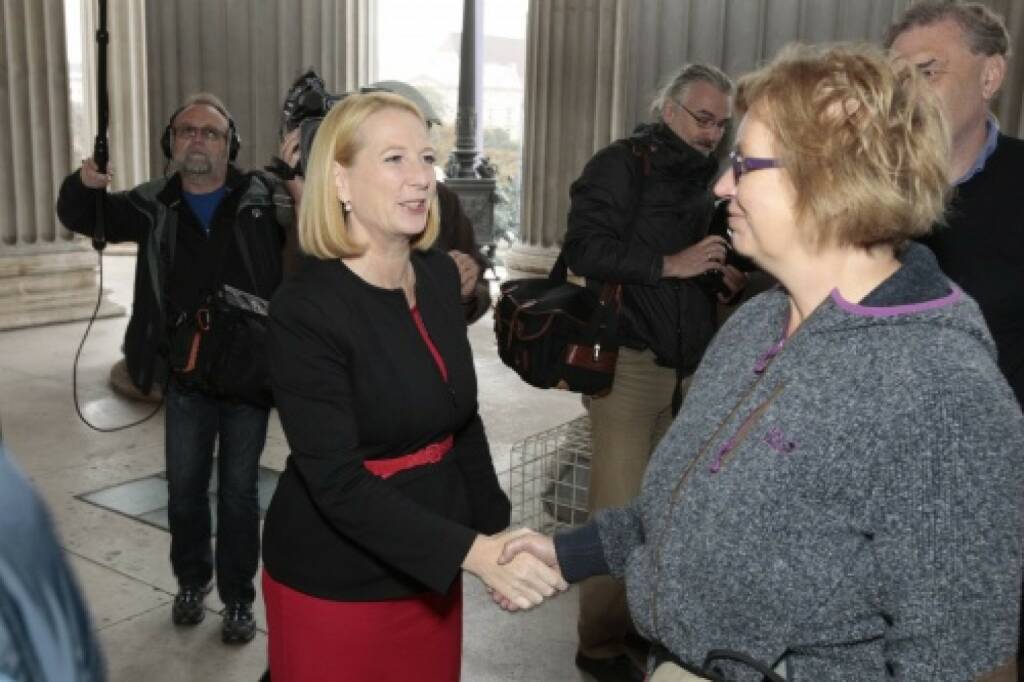 Nationalratspräsidentin Doris Bures begrüsst die BesucherInnen, © Parlamentsdirektion / Bildagentur Zolles KB / Martin Steiger (26.10.2014) 