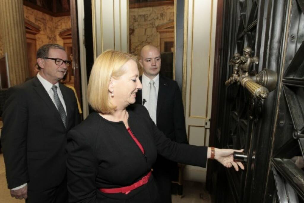 Nationalratsprösidentin Doris Bures öffnet das Hauptportal für die BesucherInnen, © Parlamentsdirektion / Bildagentur Zolles KB / Martin Steiger (26.10.2014) 