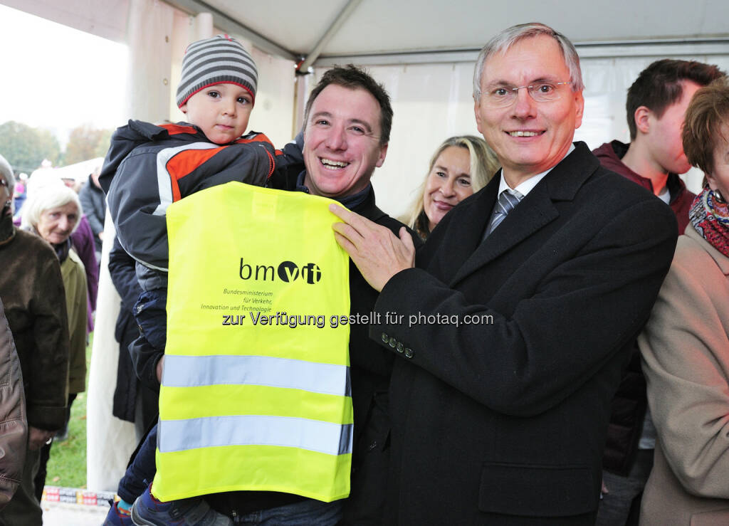 Minister Alois Stöger beim Stand des bmvit am Heldenplatz: Das bmvit präsentiert sich am Nationalfeiertag auf dem Heldenplatz (26.10.2014) 