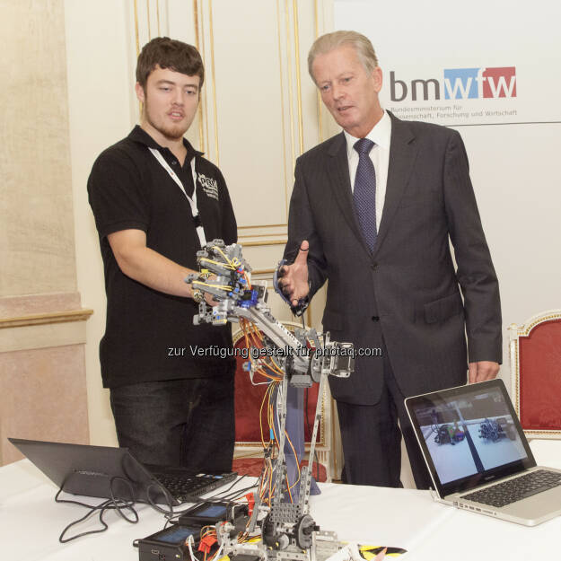 Vizekanzler und Wissenschaftsminister Reinhold Mitterlehner steuert einen Roboterarm für Recycling.: Bundesministerium für Wissenschaft, Forschung und Wirtschaft: Mitterlehner: Wissenschaft und Forschung als Publikumsmagneten am Nationalfeiertag (26.10.2014)