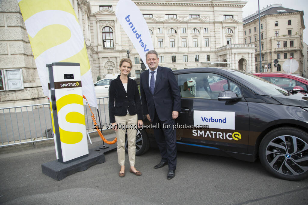 Birgit Wildburger (Smatrics) und Umweltminister Andrä Rupprechter. E-Mobility Provider Austria: Mehr Förderungen für E-Autos: Umweltminister Rupprechter unterstützt E-Mobilität, Verbund, © Aussender (27.10.2014) 