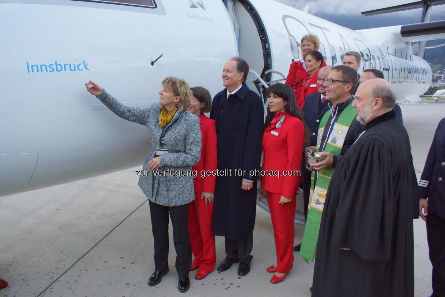 Pfarrer Franz Troyer (mit Brille) und Pfarrer Bernhard Groß, Innsbrucks Bürgermeisterin Christine Oppitz-Plörer, Austrian CEO Jaan Albrecht mit der OE-LGO „Innsbruck“ in der Hauptrolle - Neues Austrian-Flugzeug auf den Namen „Innsbruck“ getauft