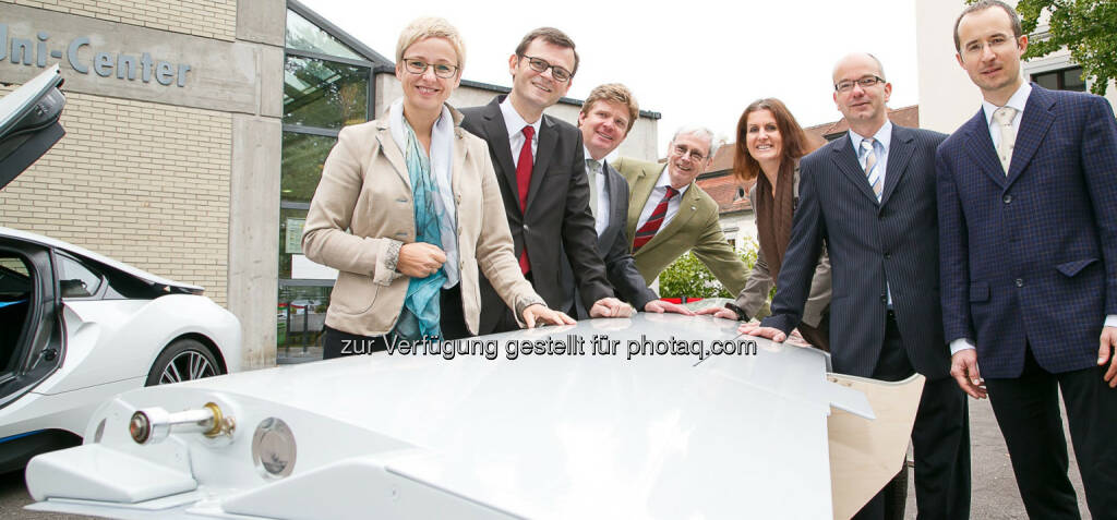 Landesrätin Doris Hummer, Prof. Martin Schagerl (JKU), Jürgen Fröschl (BMW), Prof. Franz G. Rammerstorfer (Vorsitzender des wissenschaftlichen Senats der Christian Doppler Forschungsgesellschaft), JKU-Vizerektorin Gabriele Anderst-Kotsis, Alexander Peldszus (FACC), Georg Kucher (FACC) mit einem Flugzeug-Bestandteil: Eröffnung des Christian Doppler Labors für Strukturfestigkeitskontrolle von Leichtbaukonstruktionen, (C) JKU, © Aussendung (27.10.2014) 