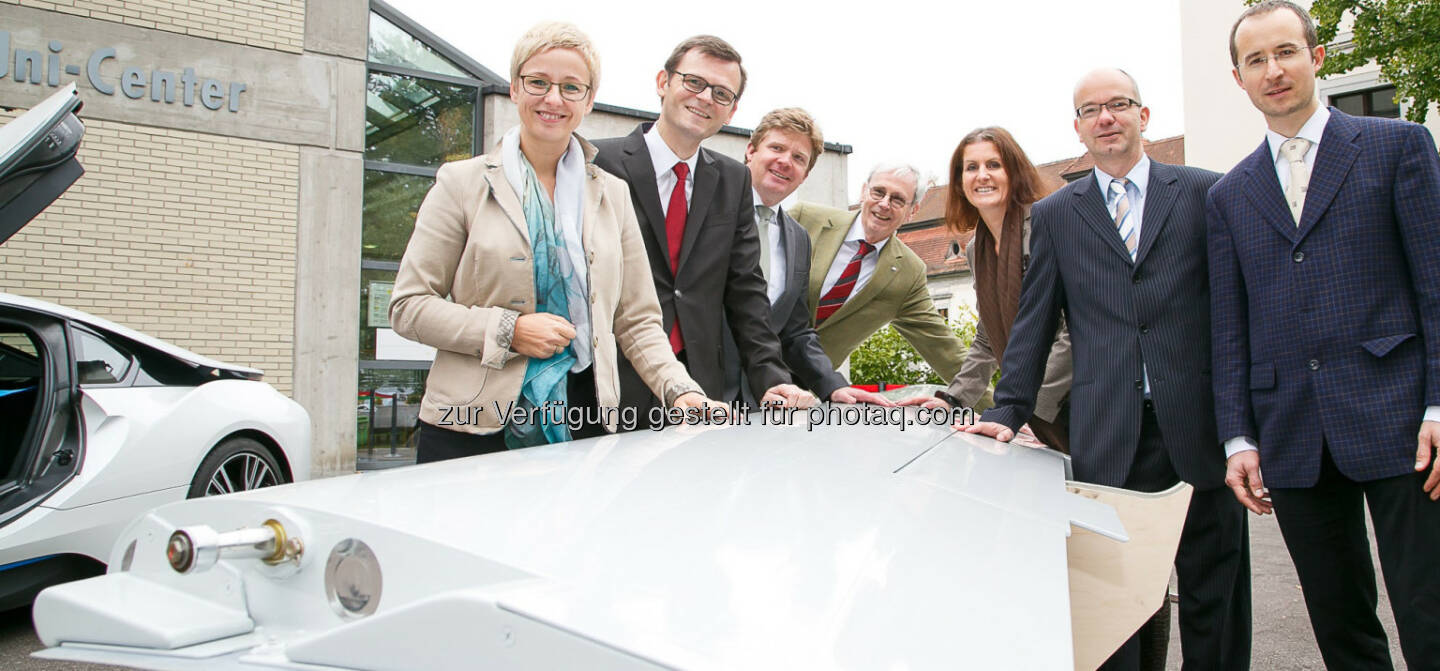 Landesrätin Doris Hummer, Prof. Martin Schagerl (JKU), Jürgen Fröschl (BMW), Prof. Franz G. Rammerstorfer (Vorsitzender des wissenschaftlichen Senats der Christian Doppler Forschungsgesellschaft), JKU-Vizerektorin Gabriele Anderst-Kotsis, Alexander Peldszus (FACC), Georg Kucher (FACC) mit einem Flugzeug-Bestandteil: Eröffnung des Christian Doppler Labors für Strukturfestigkeitskontrolle von Leichtbaukonstruktionen, (C) JKU