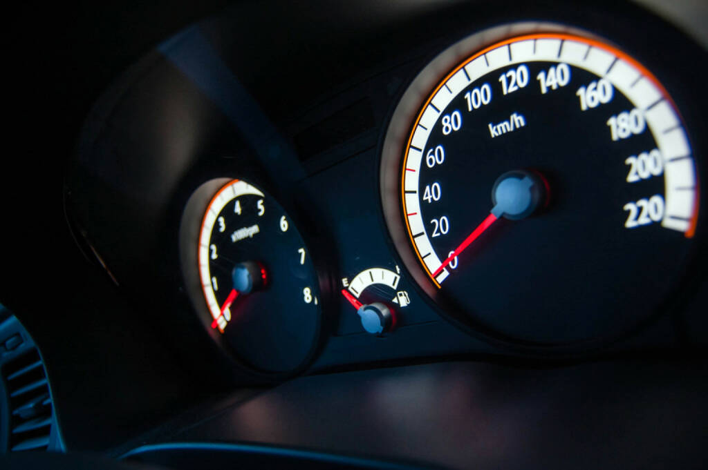 Auto, Fahrzeug, Mobilität, Tachometer, Tacho, Geschwindigkeit. schnell, speed, http://www.shutterstock.com/de/pic-187450022/stock-photo-speedometer-and-tachometer.html (27.10.2014) 