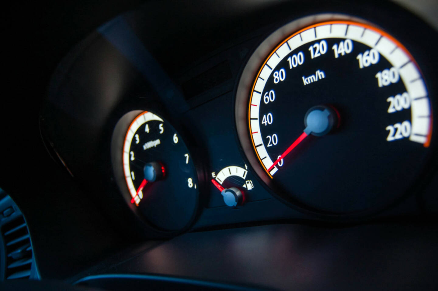 Auto, Fahrzeug, Mobilität, Tachometer, Tacho, Geschwindigkeit. schnell, speed, http://www.shutterstock.com/de/pic-187450022/stock-photo-speedometer-and-tachometer.html