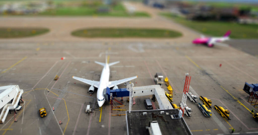 Flughafen, Flugzeug, Luftfahrt, http://www.shutterstock.com/de/pic-135158027/stock-photo-airport-platform.html (27.10.2014) 