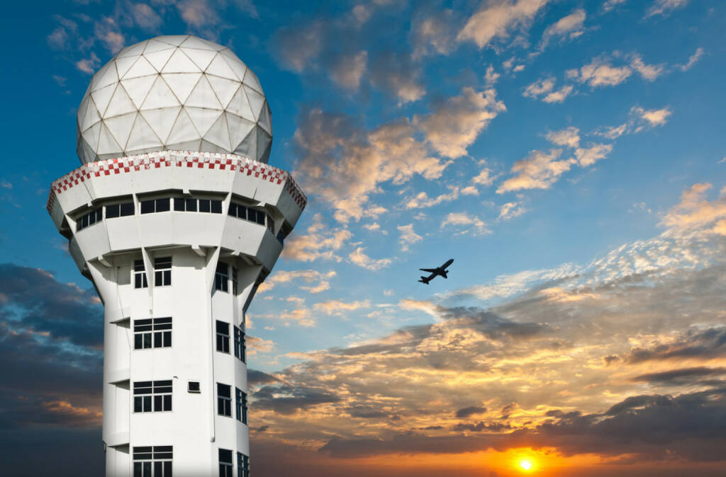 Flughafen, Flugzeug, Tower, Luftfahrt, http://www.shutterstock.com/de/pic-90072712/stock-photo-air-traffic-control-tower-with-airplane-silhouette-over-sunset.html (27.10.2014) 