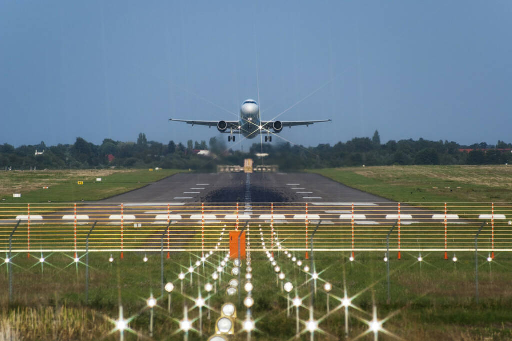 Landebahn, Flughafen, Flugzeug, Anflug, landen, starten, Abflug, Luftfahrt, abheben, http://www.shutterstock.com/de/pic-96328385/stock-photo-takeoff-of-the-jet-passenger-plane.html (27.10.2014) 