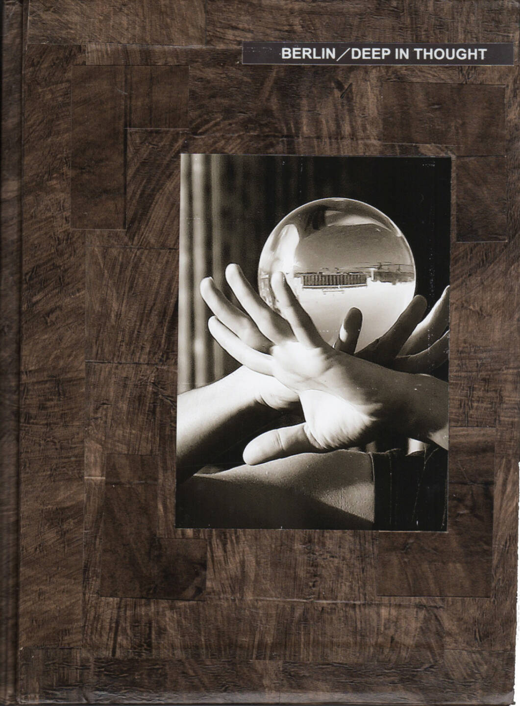 Toshithugu Yamawaki - Berlin / Deep in Thought, Studio a la page 2014, Cover - http://josefchladek.com/book/toshithugu_yamawaki_-_berlin_deep_in_thought