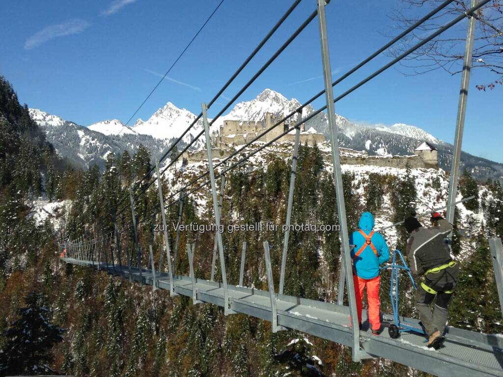 Tourismusverband Naturparkregion Reutte: Kopf-an-Kopf-Rennen um die längste Fußgängerhängebrücke der Welt - highline179 oder die Brücke beim Wanjiazhai Dam, © Aussendung checkfelix (28.10.2014) 