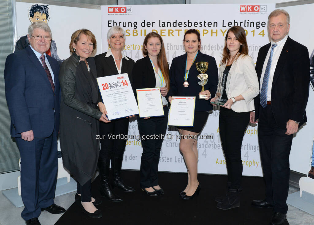 Johann Ostermann (ArgeBerufsausbildung-Vorsitzender), Sonja Zwazl (WK NÖ-Präsidentin), Ilse Strahammer (Direktorin Event- und Seminarhotel Krainerhütte), Stephanie Hahn (Landessiegerin Hotel- und Gastgewerbeassistentin), Katharina Vollmann (Goldmedaillengewinnerin und gesamt Drittplatzierte bei den Glücksbringer Staatsmeisterschaften), Nina Polt (Empfangsleiterin und Lehrlingsausbildnerin im Seminar- und Eventhotel Krainerhütte) und Franz Wiedersich (WKNÖ-Direktor): Seminar- und Eventhotel Krainerhütte: Krainerhütte erhält Ausbildertrophy 2014, © Aussendung (29.10.2014) 