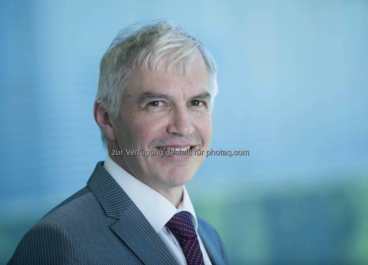 ams erweitert seinen Vorstand mit sofortiger Wirkung um Thomas Stockmeier als Chief Operating Officer (COO) neben Kirk Laney, Vorstandsvorsitzender, und Michael Wachsler-Markowitsch, Vorstand Finanzen. Stockmeier sammelte in seiner 29-jährigen Laufbahn im Elektroniksektor umfassende Erfahrung auf den Gebieten F&E und Produktion von Halbleitern sowie in verwandten Bereichen. Nach seinem Abschluss als
Diplomingenieur Werkstoffwissenschaften war er 13 Jahre in verschiedenen Positionen bei ABB Group, Schweiz, tätig, darunter Leiter F&E bei ABB Semiconductors AG, und promovierte in Elektrotechnik. Von 1999 bis 2013 war rt Mitglied der Geschäftsleitung der Semikron Elektronik GmbH, Deutschland, verantwortlich für Technologie, Qualität und Produktion. Im April 2013 wechselteStockmeier als General Manager des Industrie- und Medizintechnikgeschäfts zu ams. 2014 übernahm er die Verantwortung für den Geschäftsbereich Sensors and Sensor Interfaces sowie den Bereich Corporate Technology.