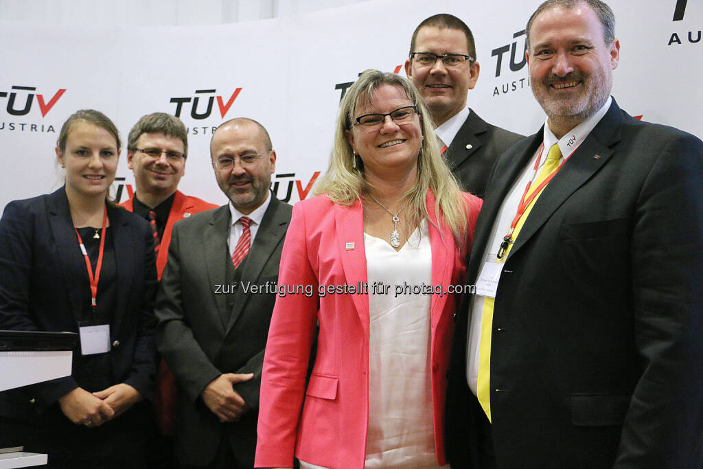 Stefanie Kirchhof, MA (TÜV Austria  Akademie), Richard Nowak (MA 37 – Baupolizei), Konrad Beer (IMB Consulting GmbH), Thomas Goiser (Risk Experts Risiko Engineering GmbH), vorne: Alexandra Nowak (MA 37 – Baupolizei), Thomas Rochowansky (TÜV Austria  Akademie):  TÜV Austria Qualitätstag 2014: Niemand ist eine Insel, © Aussender (30.10.2014) 