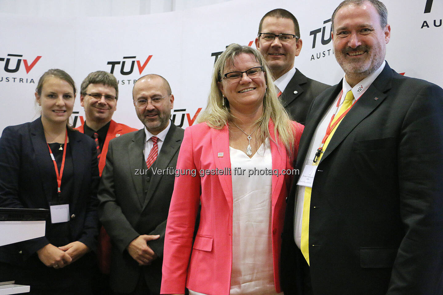 Stefanie Kirchhof, MA (TÜV Austria  Akademie), Richard Nowak (MA 37 – Baupolizei), Konrad Beer (IMB Consulting GmbH), Thomas Goiser (Risk Experts Risiko Engineering GmbH), vorne: Alexandra Nowak (MA 37 – Baupolizei), Thomas Rochowansky (TÜV Austria  Akademie):  TÜV Austria Qualitätstag 2014: Niemand ist eine Insel