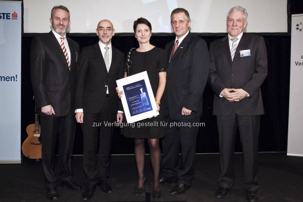 EHL gewinnt IMMY-Award: Dietmar Hofbauer IMMY-Projektleiter, Michael Umfahrer/Vorsitzender IMMY-Jury, Sandra Bauernfeind MRICS/EHL Immobilien, Rudolf North/GF Immobilien- & Vermögenstreuhänder - FG Wien, Michael Pisecky/Obmann Immobilien- und Vermögenstreuhänder - FG Wien (c) Aussendung EHL
  (31.01.2013) 