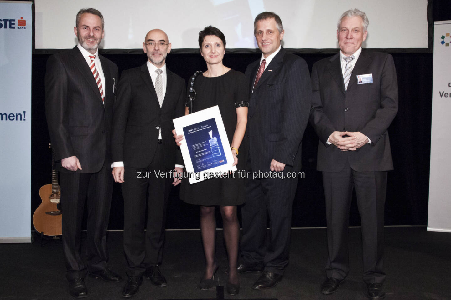 EHL gewinnt IMMY-Award: Dietmar Hofbauer IMMY-Projektleiter, Michael Umfahrer/Vorsitzender IMMY-Jury, Sandra Bauernfeind MRICS/EHL Immobilien, Rudolf North/GF Immobilien- & Vermögenstreuhänder - FG Wien, Michael Pisecky/Obmann Immobilien- und Vermögenstreuhänder - FG Wien (c) Aussendung EHL
 