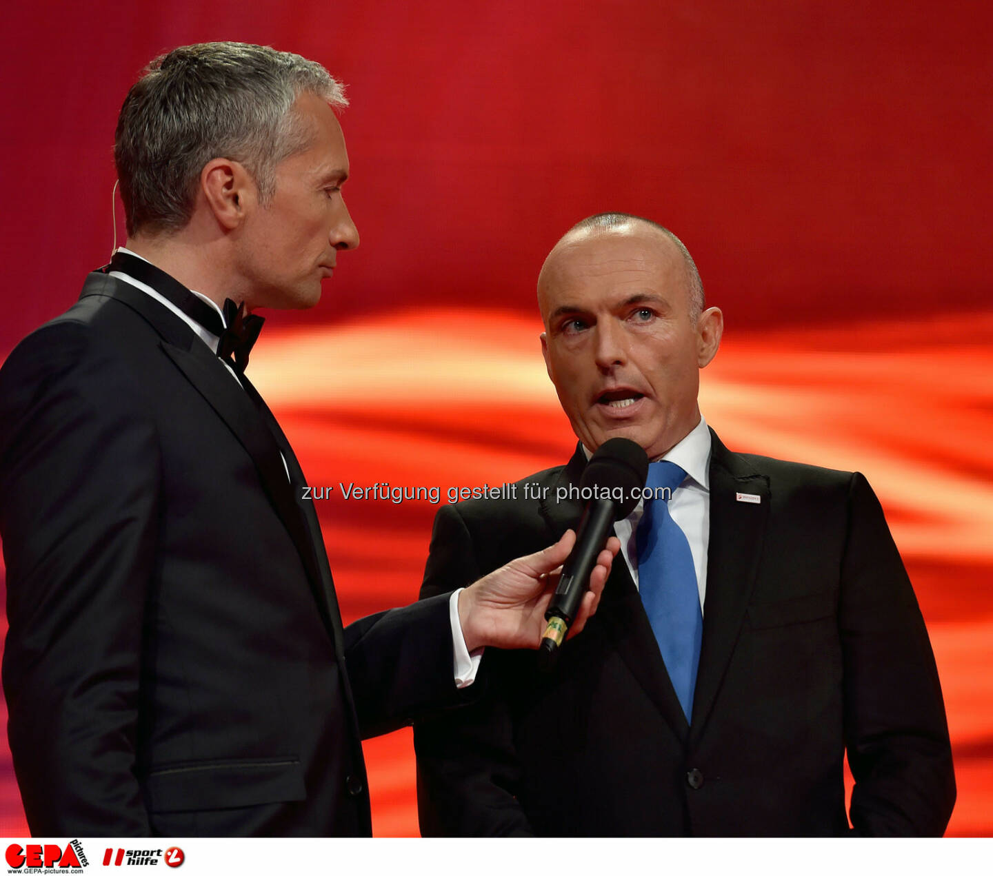 Rainer Pariasek und Minister Gerald Klug. Photo: GEPA pictures/ Michael Riedler