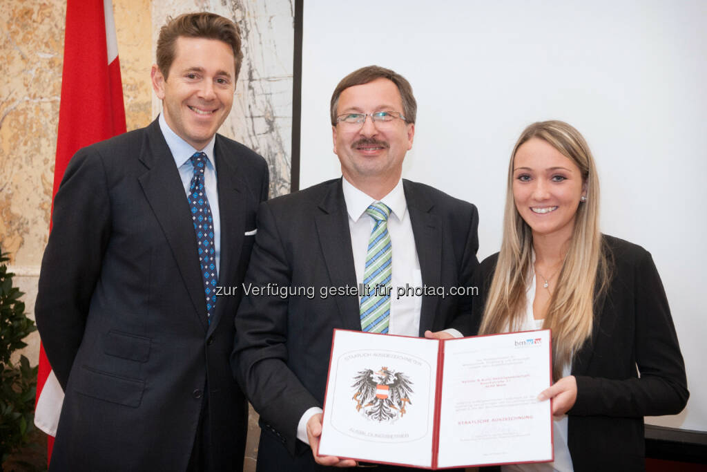 Staatssekretär Harald Mahrer, Vorstandsdirektor Ernst Wiesinger und Lehrling Barbara Bramerdorfer, Kellner & Kunz AG -  Kellner & Kunz AG erhält Staatswappen für Lehrlingsausbildung (Bild: Heeresbild- und Filmstelle (HBF)), © Aussendung (31.10.2014) 