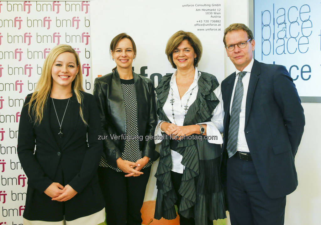 Anna Gürtler, Geschäftsführerin uniforce COnsulting GmbH, Jugendministerin Sophie Karmasin, Vorstandsdirektorin der Österreichischen Lotterien GmbH Bettina Glatz-Kremsner und Vorstandsdirektor der EVN GmbH Stefan Szyszkowitz: Bundesministerium für Familien und Jugend: Karmasin präsentiert best practice Modell zur Praktika- und Lehrstellenevaluation place to perform, © Aussendung (31.10.2014) 