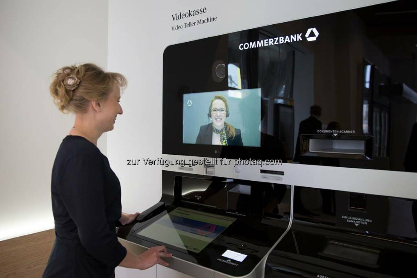 Die Commerzbank Videokasse wurde mit dem Banking IT-Innovation Award 2014 ausgezeichnet. Dieser wurde bereits zum vierten Mal vom Kompetenzzentrum Sourcing in der Finanzindustrie in St. Gallen vergeben. In der Auszeichnung der Jury heisst es unter anderem: Mit der Videokasse ist der Commerzbank eine innovative Umsetzung der SB-Kasse gelungen, so dass sie die Würdigung in einem starken Teilnehmerfeld verdient hat. Derzeit ist die Videokasse in unseren Pilotfilialen in Berlin und Stuttgart im Einsatz und steht Kunden wochentags von 7.30 bis 21.30 Uhr und am Wochenende von 8.30 bis 21.30 Uhr zur Verfügung. Eindrücke zur Stuttgarter Flagship-Filiale finden Sie hier: http://bit.ly/Flagship_Stuttgart  Source: http://facebook.com/commerzbank