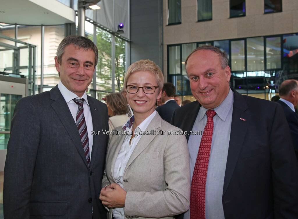 Heinrich Schaller (Generaldirektor RLB OÖ), Doris Hummer (Landesrat), Rudolf Trauner (WKOÖ-Präsident) (Bild: RLB OÖ/Strobl) (01.11.2014) 