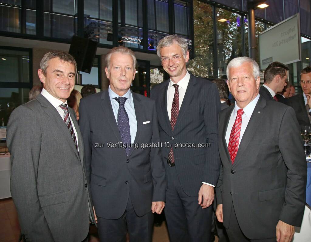 Heinrich Schaller (Generaldirektor RLB OÖ), Vizekanzler Reinhold Mitterlehner, Michael Strugl (Landesrat), Jakob Auer (Aufsichtsratspräsident RLB OÖ) (Bild: RLB OÖ/Strobl) (01.11.2014) 