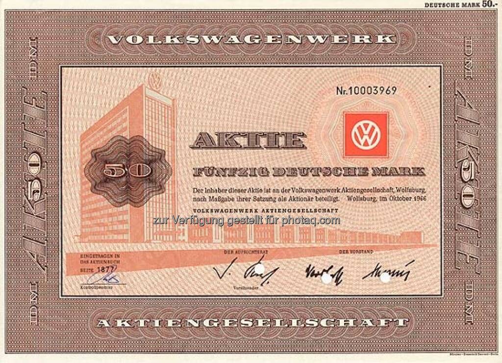 Volkswagen: 1960 wurde die Volkswagenwerk GmbH in eine AG umgewandelt, erst 1985 firmierte der deutsche Autobauer aus Wolfsburg dann unter Volkswagen AG. Die alte Aktie über 50 DM stammt aus dem Jahr 1966., ©  mit freundlicher Genehmigung von 365aktien.de (01.02.2013) 