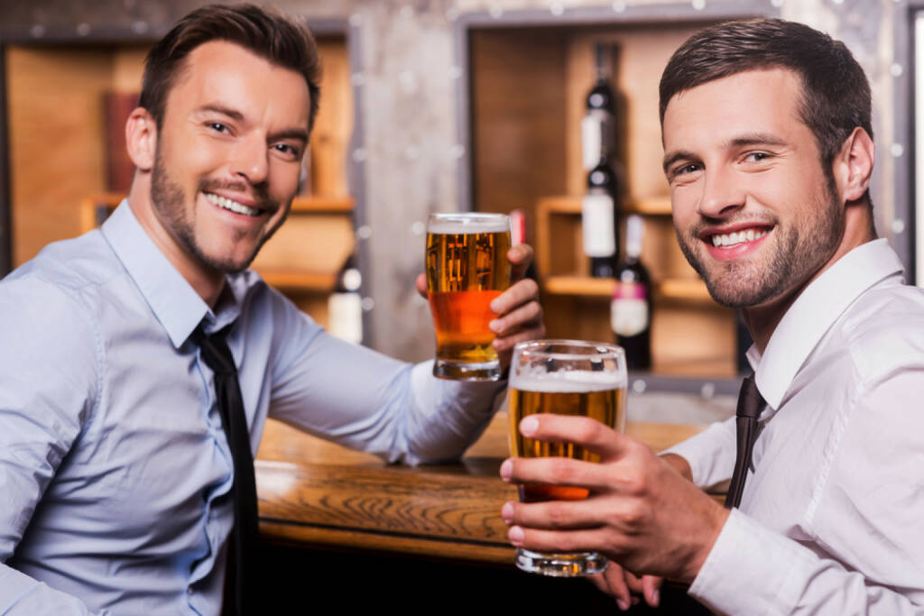 Männer, Bier, after work, Bar, Pub, relax, prost, http://www.shutterstock.com/de/pic-204688414/stock-photo-relaxing-after-hard-working-day-two-happy-young-men-in-shirt-and-tie-holding-glasses-with-beer-and.html, © www.shutterstock.com (01.11.2014) 