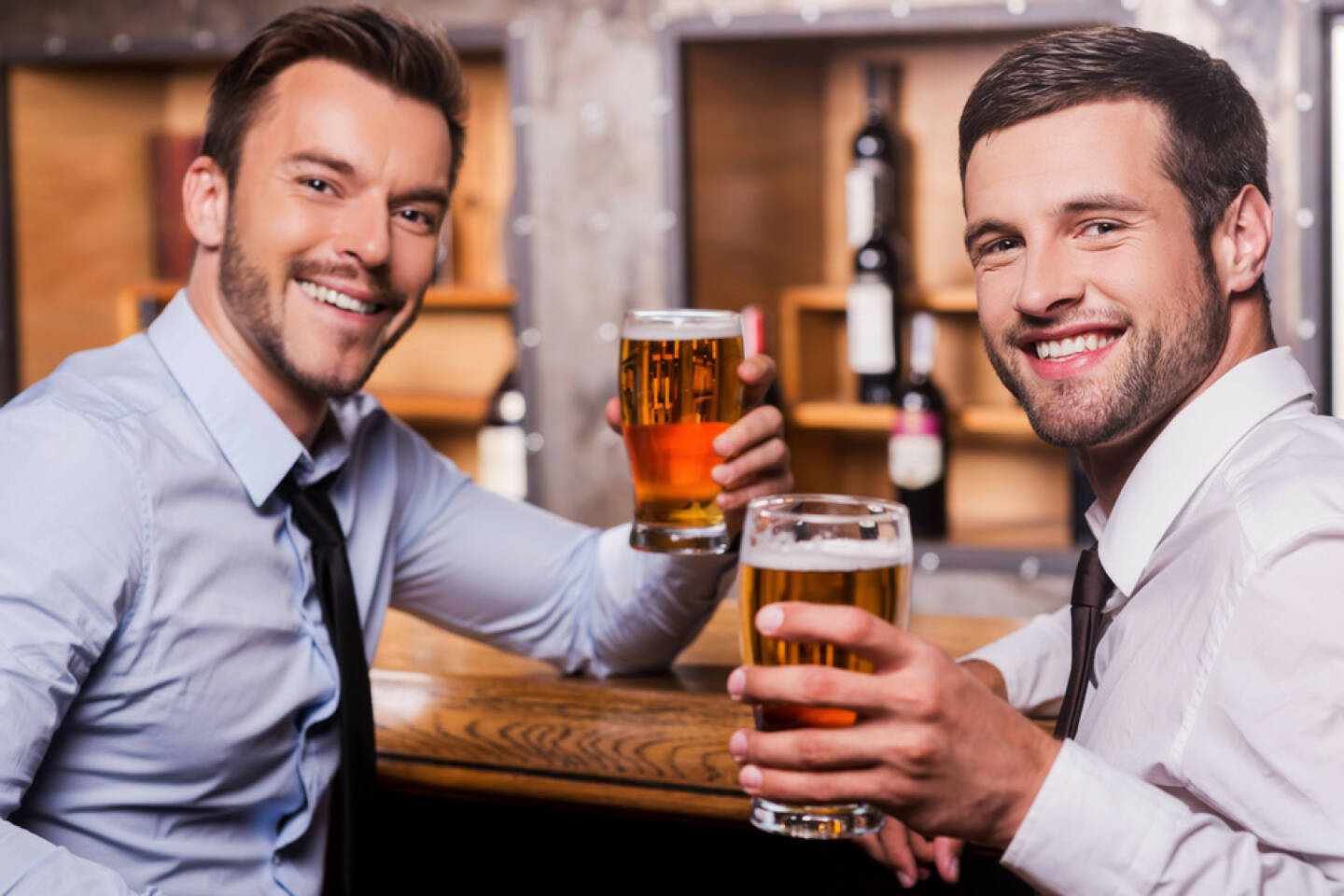 Männer, Bier, after work, Bar, Pub, relax, prost, http://www.shutterstock.com/de/pic-204688414/stock-photo-relaxing-after-hard-working-day-two-happy-young-men-in-shirt-and-tie-holding-glasses-with-beer-and.html