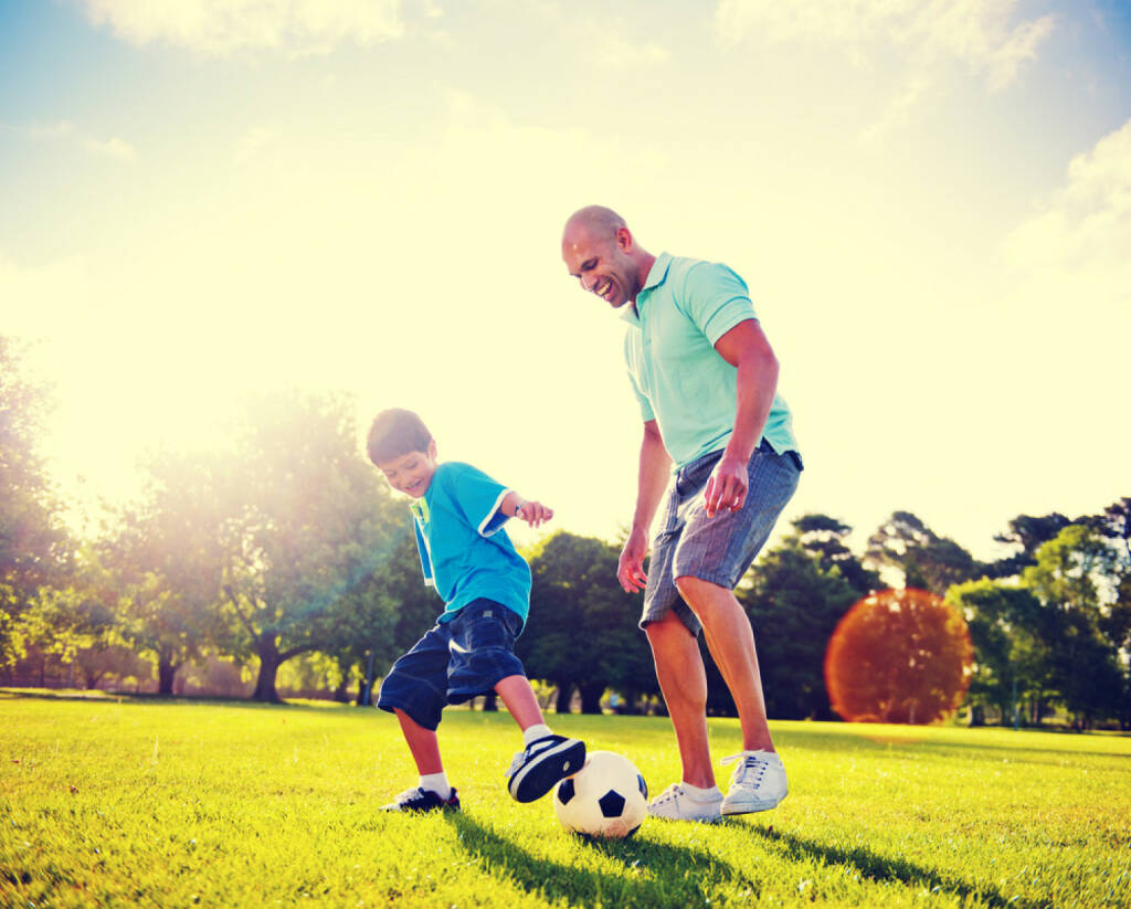 Vater, Sohn, Fussball, spielen, Familie, Beziehung, Park, http://www.shutterstock.com/de/pic-180140327/stock-photo-father-and-son-playing-ball-in-the-park.html, © www.shutterstock.com (01.11.2014) 