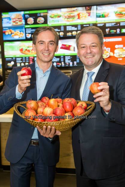 Andreas Schmidlechner (Managing Director McDonald’s Österreich, links) und Andrä Rupprechter (Landwirtschaftsminister): McDonald’s Österreich: Steirische Äpfel im Happy Meal, © Aussender (02.11.2014) 