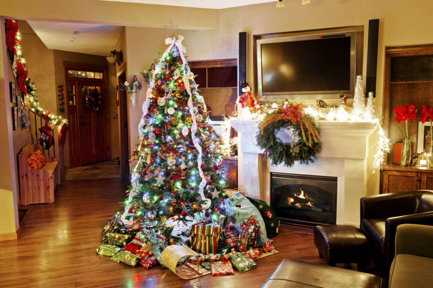 Weihnachten, USA, Weihnachtsbaum, Geschenke, Wohzimmer, Weihnachtsabend, http://www.shutterstock.com/de/pic-226188664/stock-photo-a-christmas-eve-scene-notice-all-of-the-presents-and-the-christmas-tree.html
