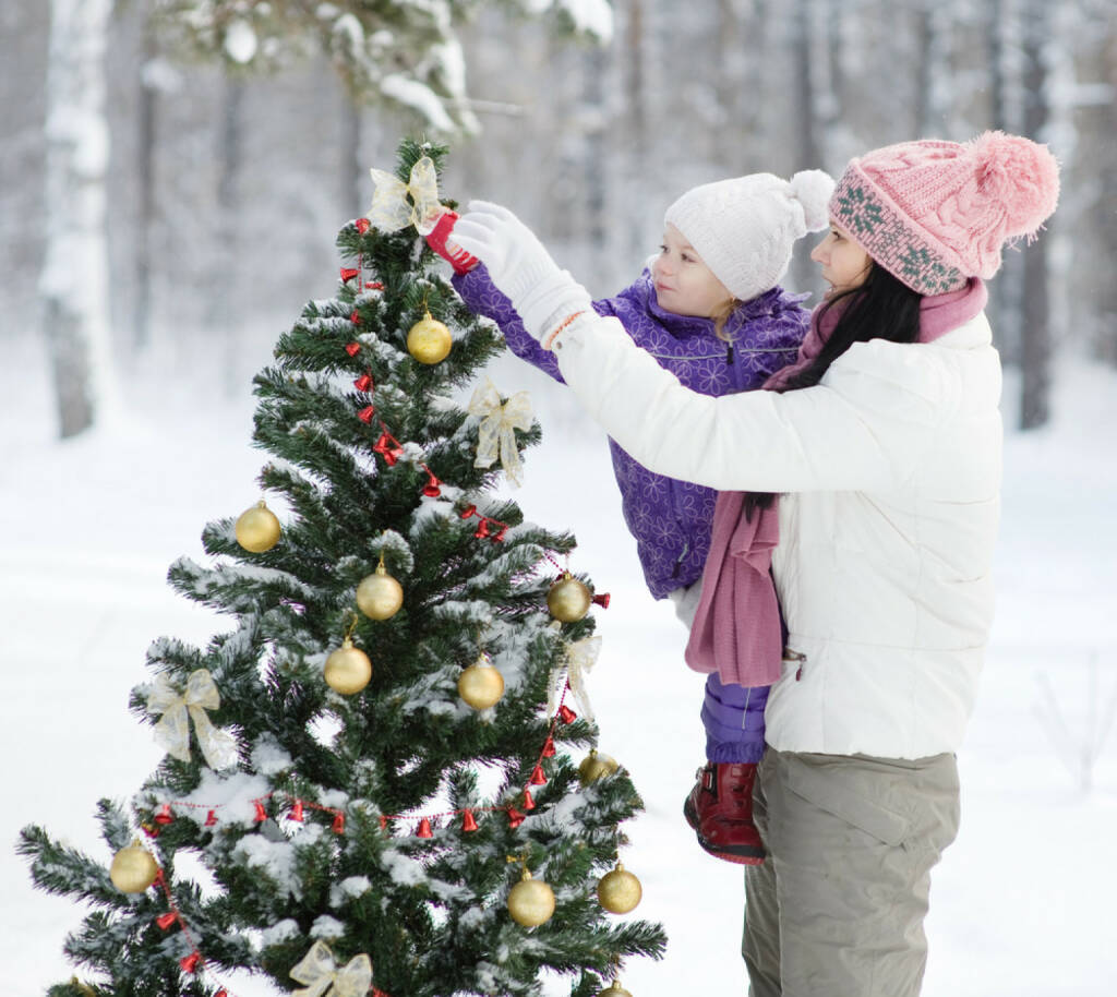 Weihnachten, Christbaum, schmücken, Schnee, http://www.shutterstock.com/de/pic-121969564/stock-photo-mother-and-the-daughter-decorate-a-christmas-tree.html, © www.shutterstock.com (05.11.2014) 