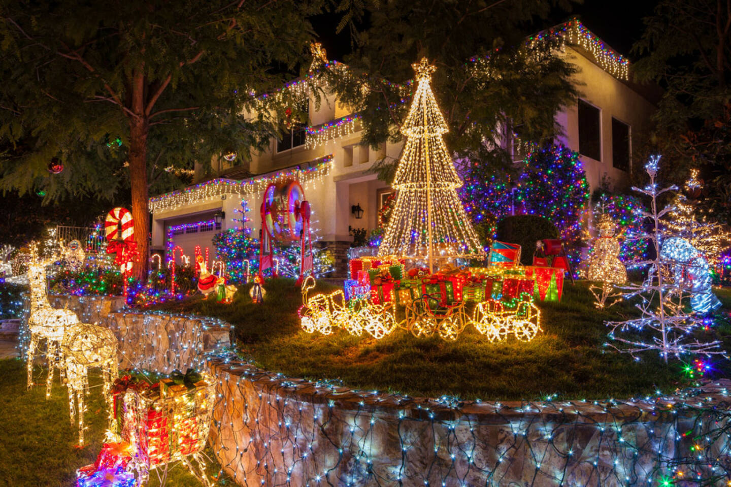 Weihnachten, USA, Beleuchtung, Licht, Weihnachtsbeleuchtung, Kitsch, http://www.shutterstock.com/de/pic-154278749/stock-photo-christmas-lights-on-home-in-southern-california.html