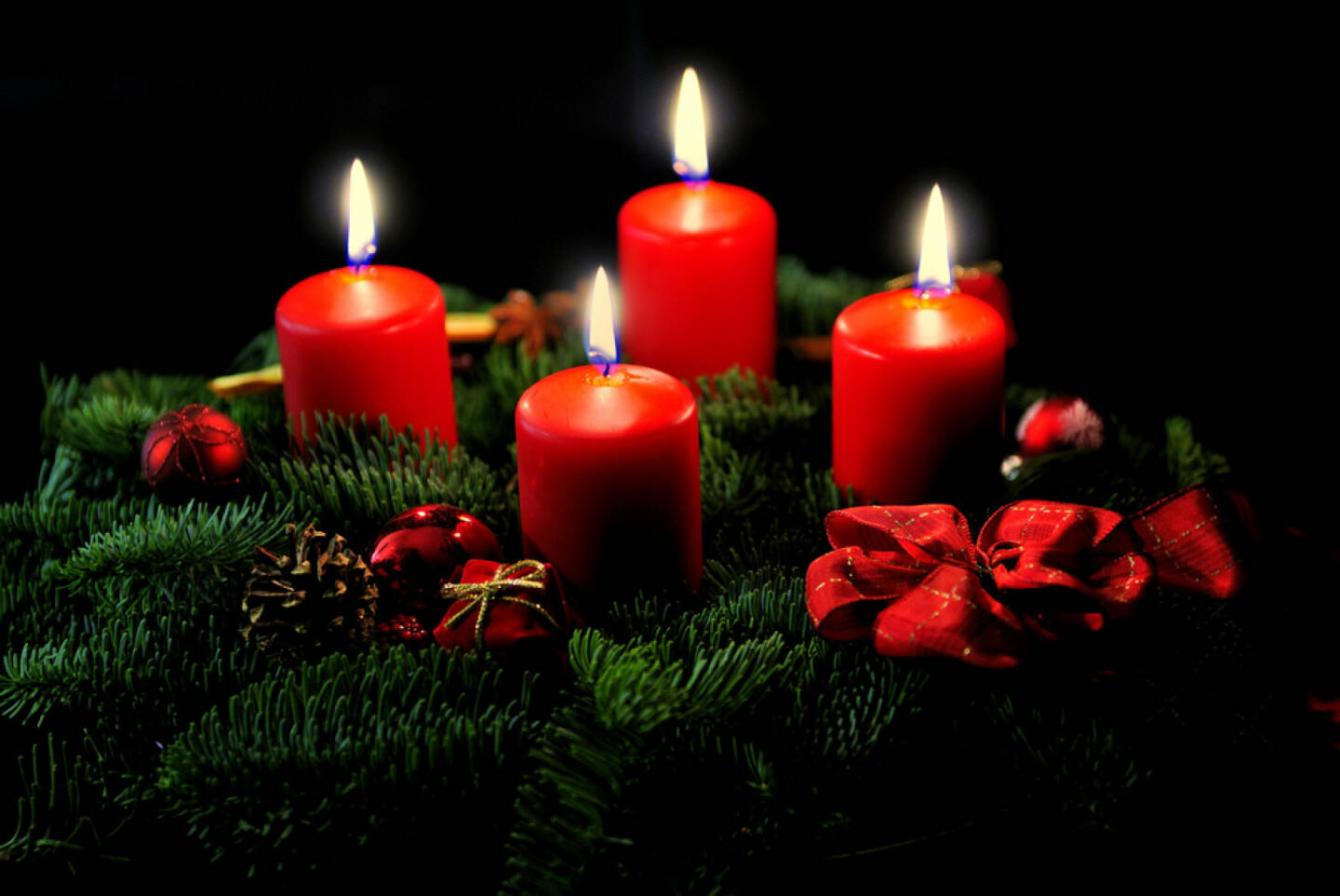 Weihnachten, Europa, Adventkranz, Kerzen, Licht, besinnlich, http://www.shutterstock.com/de/pic-105372086/stock-photo-advent-wreath-with-candle-and-decorations.html?